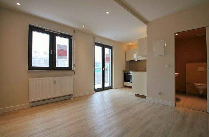 2 ZIMMER APARTMENT MIT EINBAUKÜCHE IM DACHGESCHOSS... 2 zimmer