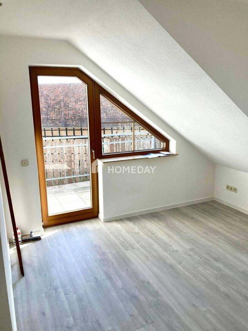 Attraktive Dachgeschosswohnung mit 2 Zimmern, Balkon und Gartennutzung in Eischleben 2 zimmer