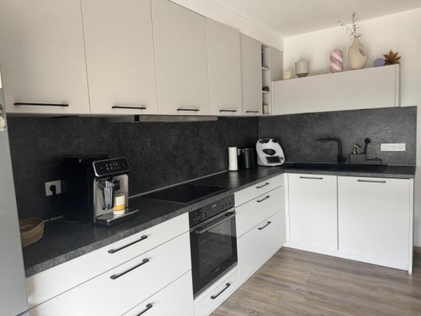 Schöne und neuwertige 2 12-Zimmer-Erdgeschoßwohnung mit EBK