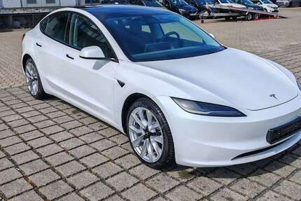 Tesla Model 3 4.606 km 43.470 &euro; Braunschweig 38112