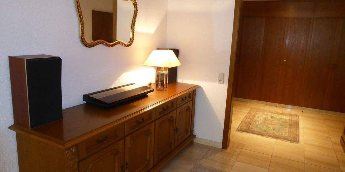 Großzügig Wohnung in bester Lage, komplett möbliert mit Tiefgarage und Aufzug! 3 zimmer