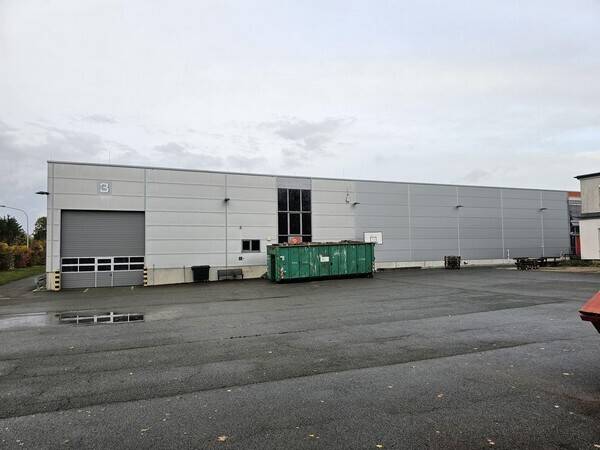 Gewerbeimmoblie mit Hallen- und Büroflächen zimmer