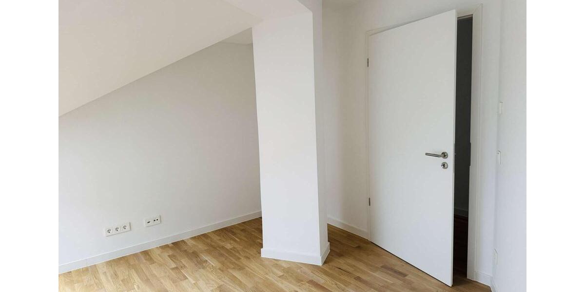 Dachgeschoßwohnung Zwickau - 3 Zimmer, 127 m&sup2;, 1.019&euro; | Angebot:25988403