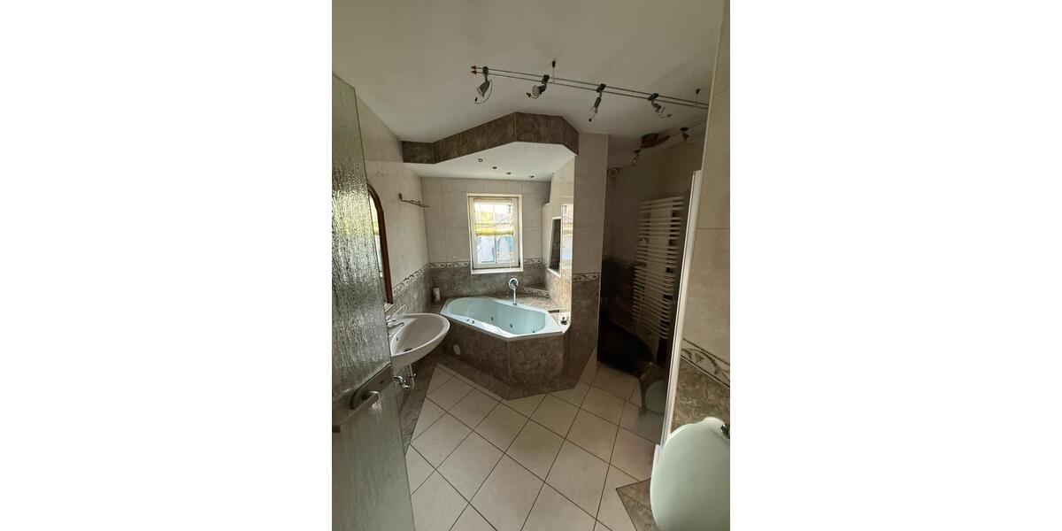 Einfamilienhaus Neuhaus am Rennweg - 10 Zimmer, 147 m&sup2;, 120.000&euro; | Angebot:26620956
