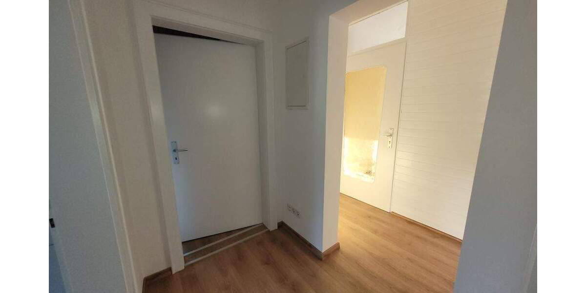 * CHARMANT - NEU RENOVIERT - SOFORT BEZUGSFÄHIG * schöne 3 Zi.-Wohnung mit GARAGE in SC-WOLKERSDORF 3 zimmer