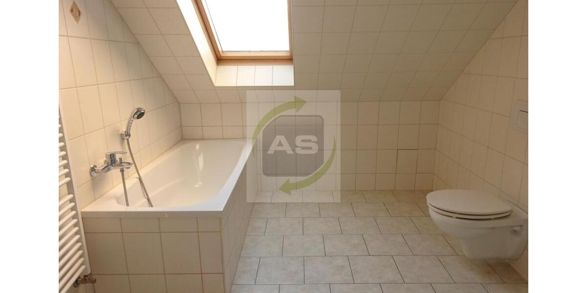 Dachgeschoßwohnung Zwickau - 3 Zimmer, 101 m&sup2;, 749&euro; | Angebot:26004595