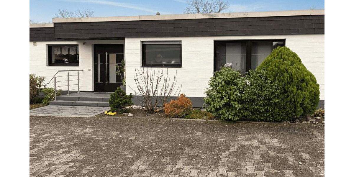 *RESERVIERT* Repräsentativer Flachdach-Bungalow in hervorragendem Zustand mit uneinsehbarem Grundstück und Garage! 5 zimmer