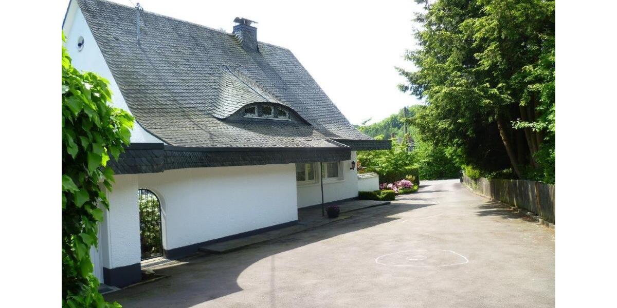 Villa Gummersbach - 6 Zimmer, 250 m&sup2;, 2.350&euro; | Angebot:25216498