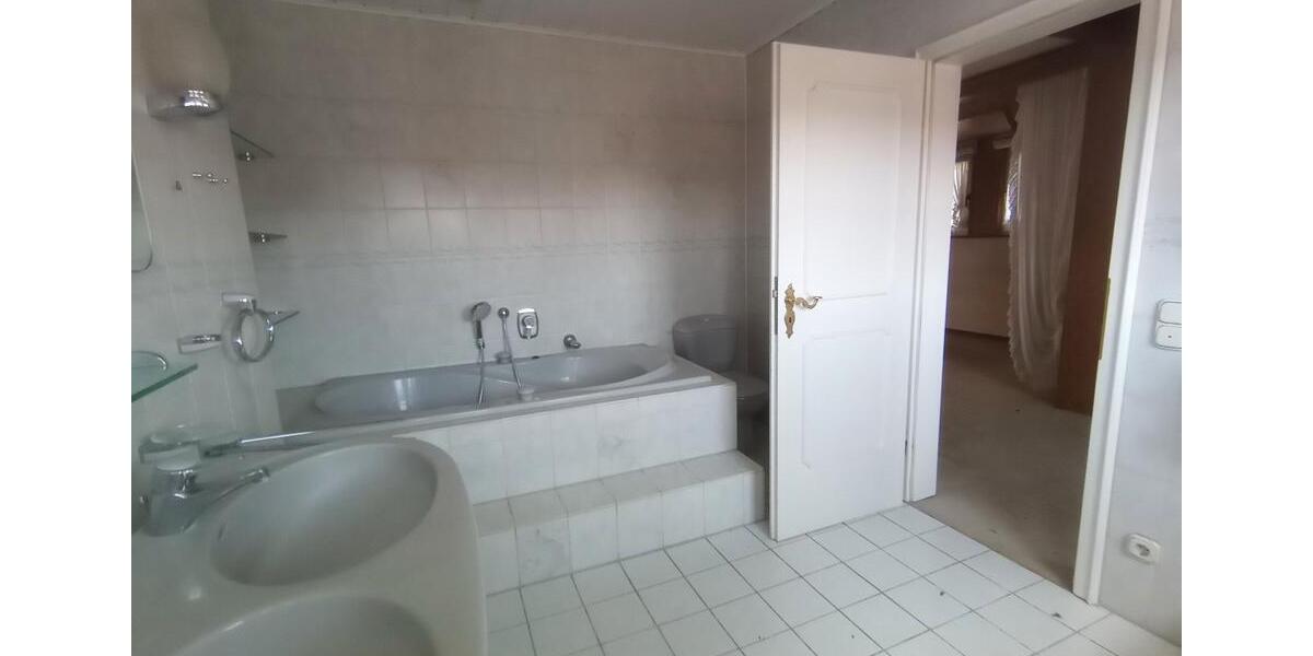 Einfamilienhaus Ranstadt - 9 Zimmer, 280 m&sup2;, 490.000&euro; | Angebot:27083584
