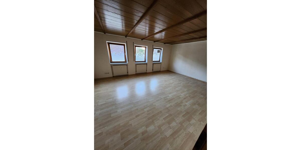Etagenwohnung Schöllnach - 4 Zimmer, 110 m&sup2;, 700&euro; | Angebot:25408053