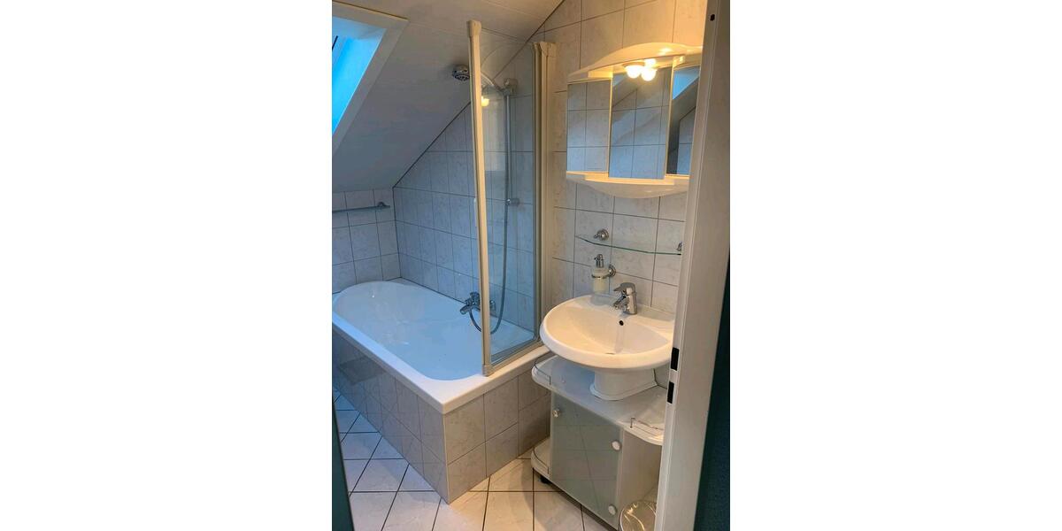 Möblierte großzügige 3 Zimmer Dachgeschosswohnung mit Balkon 3 zimmer