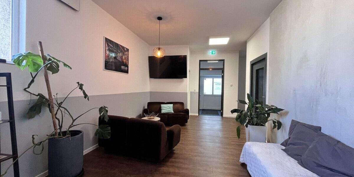 Gewerbeimmobilie in Zwickau: Sanierte denkmalgeschützte Trafostation mit Garagen - für Büro & Studio zimmer