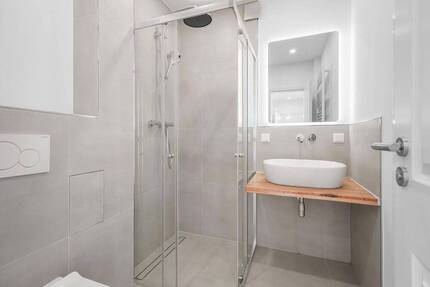 Erstbezug nach Vollsanierung: Moderne 2-Zimmer-Wohnung mit Loggia und Aufzug