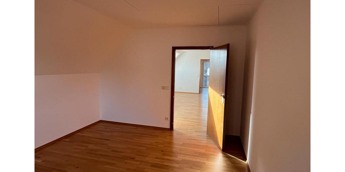 Dachgeschoßwohnung Voerde (Niederrhein) - 3.5 Zimmer, 98 m&sup2;, 750&euro; | Angebot:24829747