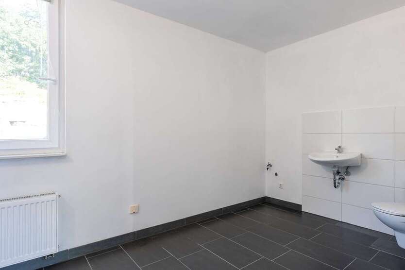 Neuwertiges Mehrfamilienhaus in Hamm-Heessen: 3 Einheiten, Gewerbefläche & privater Garten