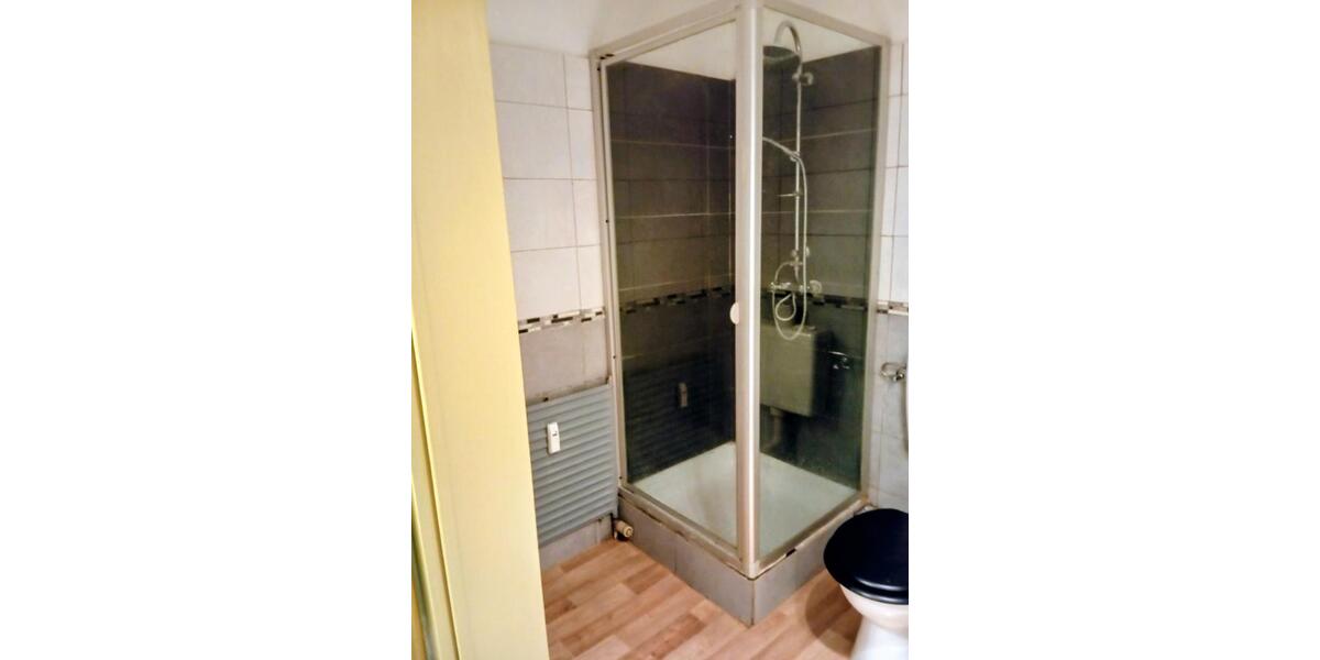 Zimmer-Appartement mit Balkon über die gesamte Breite. 1 zimmer