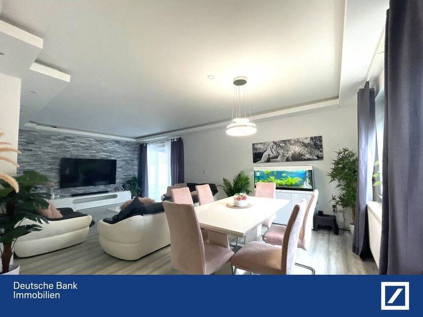 Viel Platz für alle bietet dieses sympathische Zweifamilienhaus!