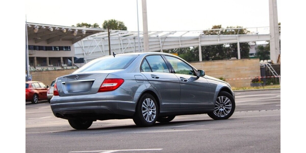 Mercedes-Benz C 180 109.000 km 12.500 &euro; Dresden 01067