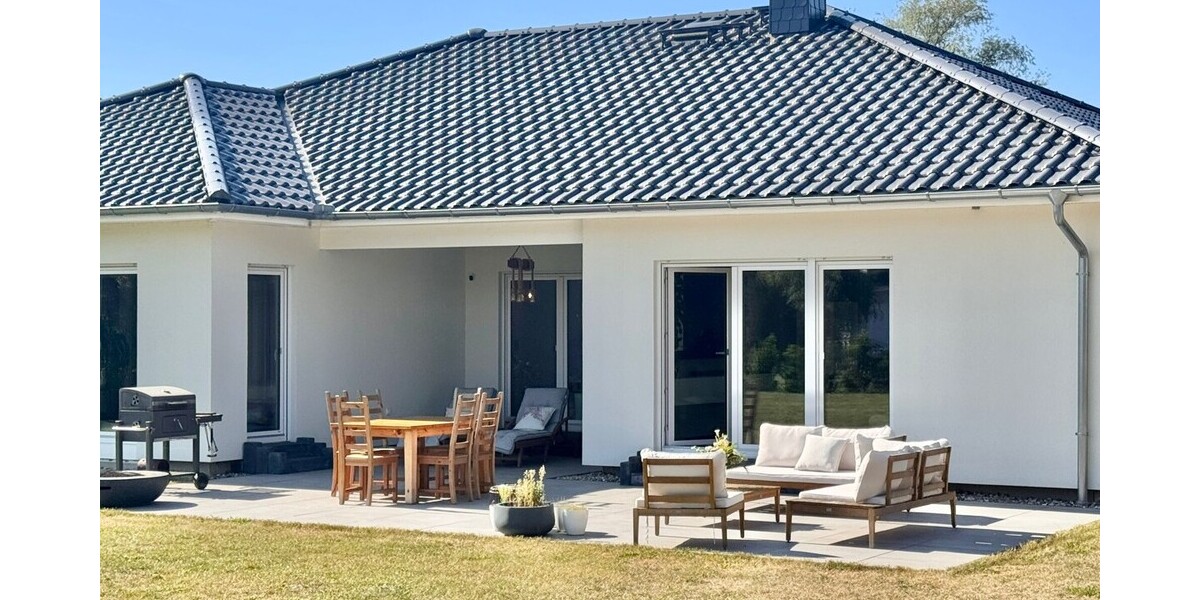 HORN IMMOBILIEN ++ Winkelbungalow 5 km bis Neubrandenburg, Baujahr 2022, Doppelgarage + Carport - Einfamilienhaus Sponholz | Angebot:27069443