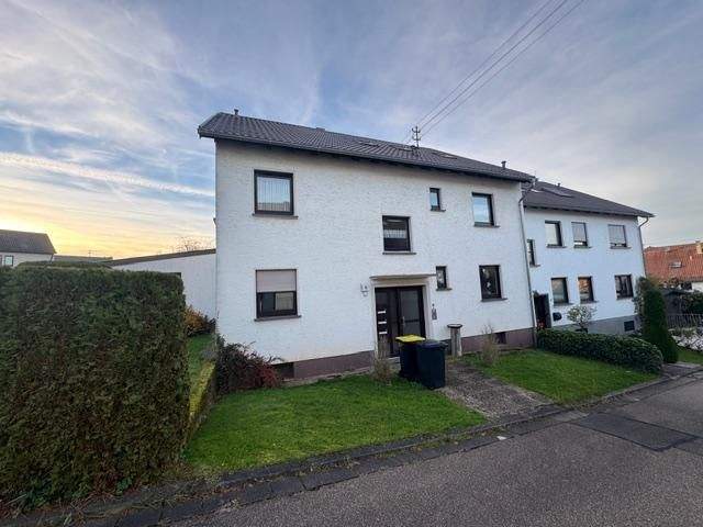 gepflegtes 3 Familienhaus in ruhiger Seitenstraße mit 3 Garagen und Garten 3 zimmer