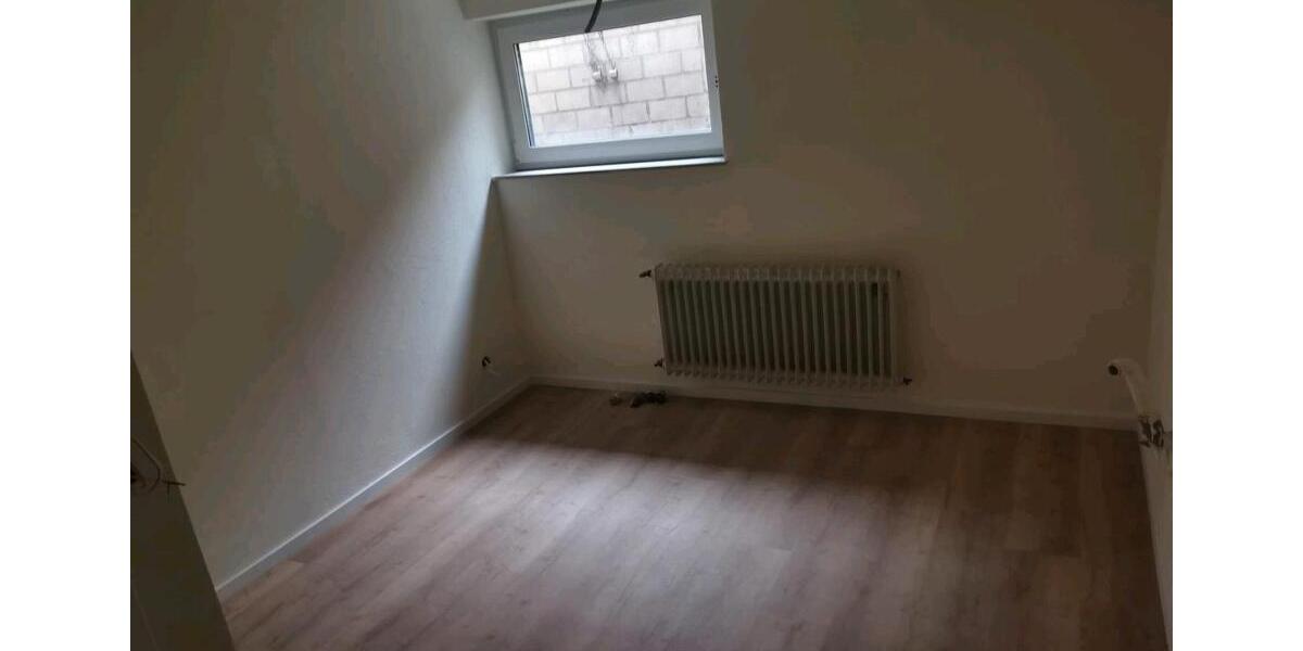 NEU SANIERTE WOHNUNG WOHNGEMEINSCHAFT 3 SCHLAFZIMMER 1 WOHNZIMMER 1 zimmer