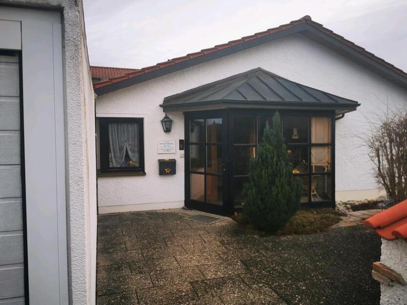 Doppelhaus Bungalow mit Satteldach , Garage +3 Kfz Stellplätze