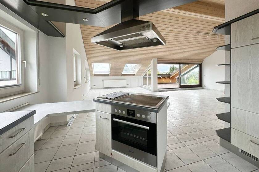 Außergewöhnliche 4,5 Zimmer Wohnung direkt am Feld mit Garage