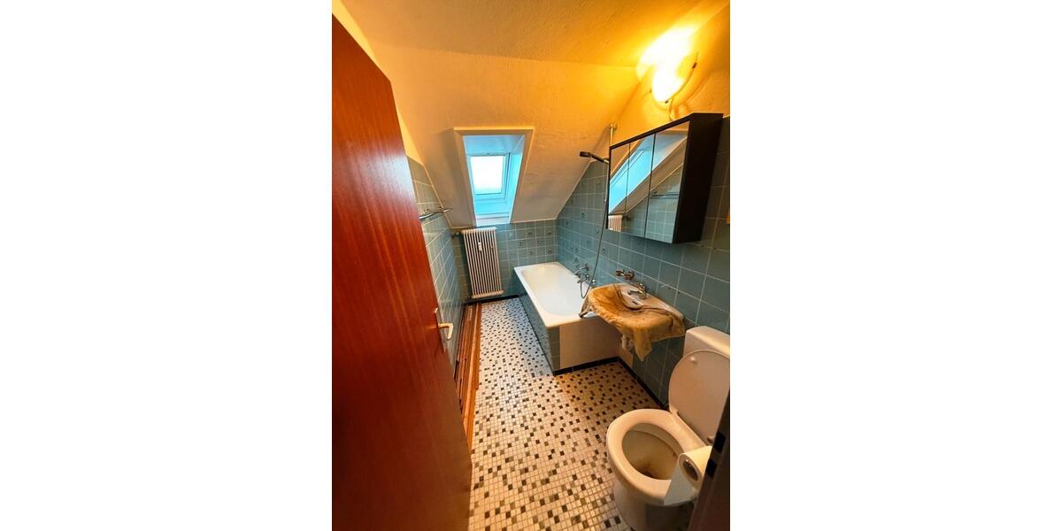 Geschmackvolle, renovierte DG-Whg mit 1,5 Räumen und Einbauküche 1.5 zimmer