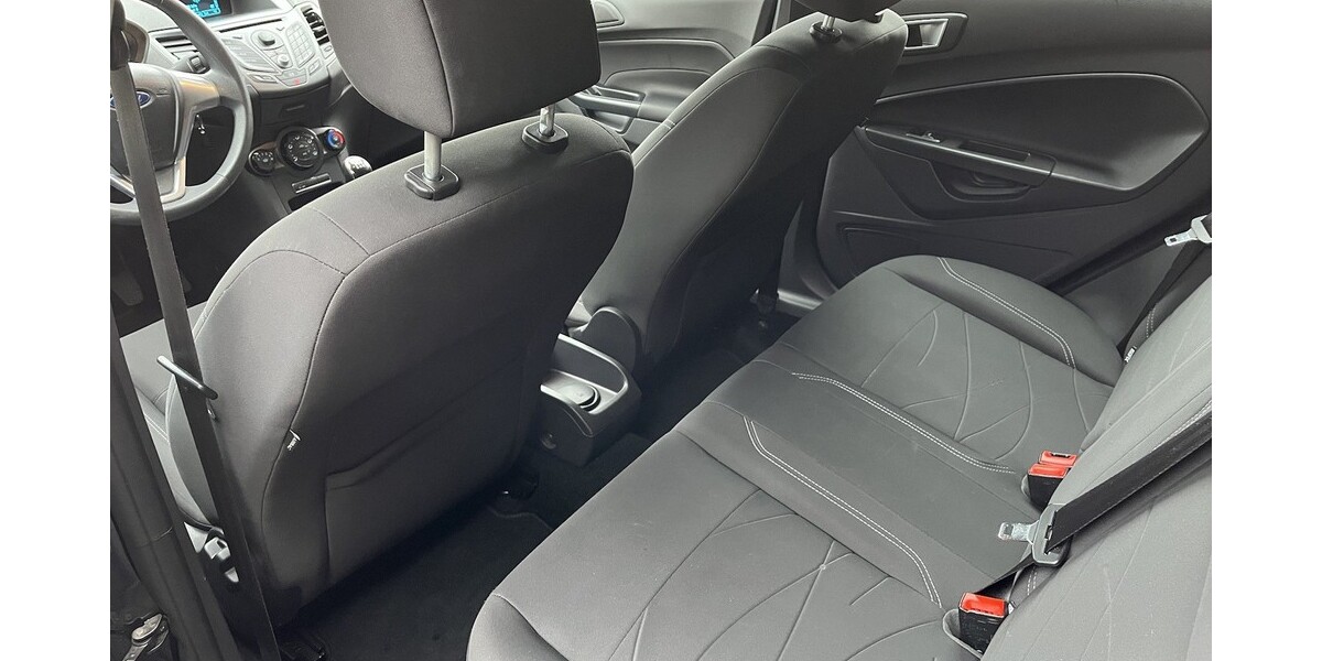 Ford Fiesta 104.950 km 5.200 € Berlin 10178