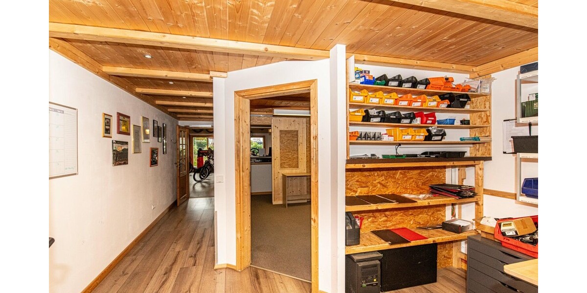 Vielseitige Werkstatt mit großzügiger Freifläche und Raum für Ideen - Gewerbeobjekt Eschlkam | Angebot:24787949