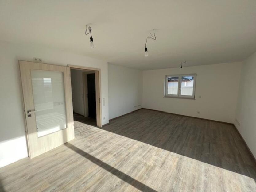Schöne und neuwertige 2 12-Zimmer-Erdgeschoßwohnung mit EBK