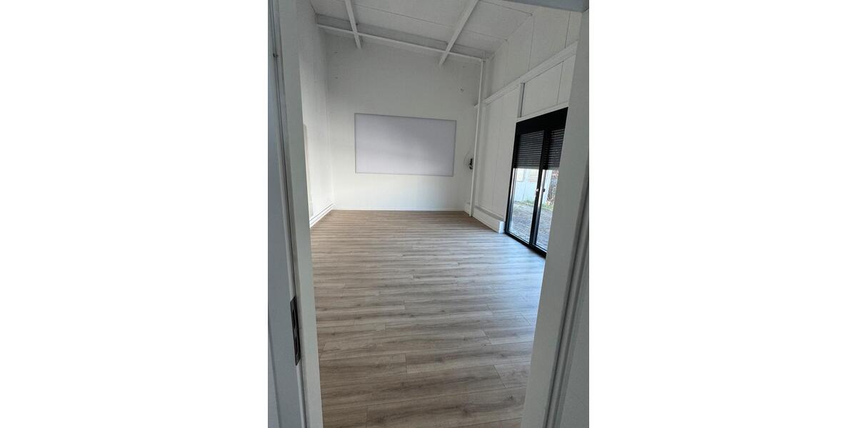 Halle gewerbl, Immobilie zur Vermietung mit Büro und Außenlager zimmer