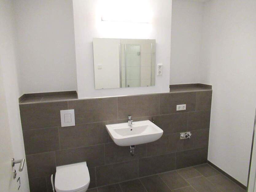 2 Zimmer Whg. Eignet sich für eine Einzelperson! Balkon, EBK, Parkett + Fußbodenheizung. 2 zimmer