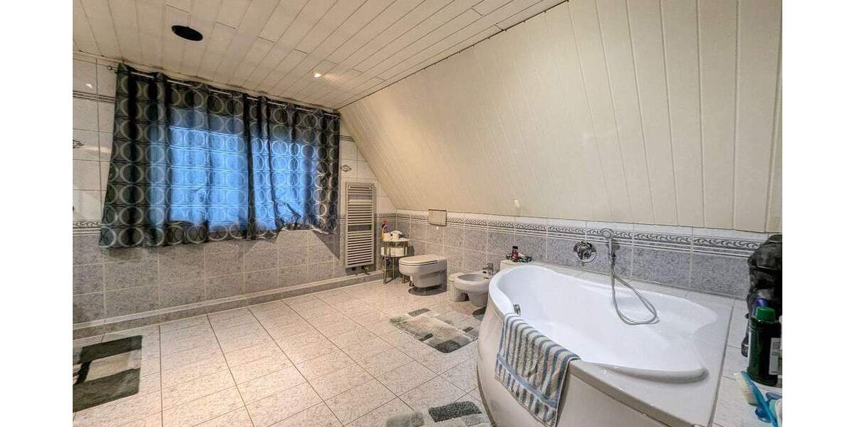 Mehrfamilienhaus, Wohnhaus Voerde - 8 Zimmer, 247 m&sup2;, 499.000&euro; | Angebot:24691287