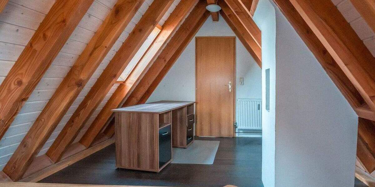 Helle Dachgeschosswohnung mit ausgebauter Bühne, Stellplatz und wunderschönem Ausblick auf die Felder von Leutenbach 4 zimmer