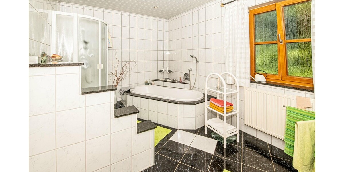 Top gepflegtes Ein- bis Zweifamilienhaus im Landhausstil in absolut ruhiger Lage - Einfamilienhaus Willmering / Geigen Geigen | Angebot:24605759