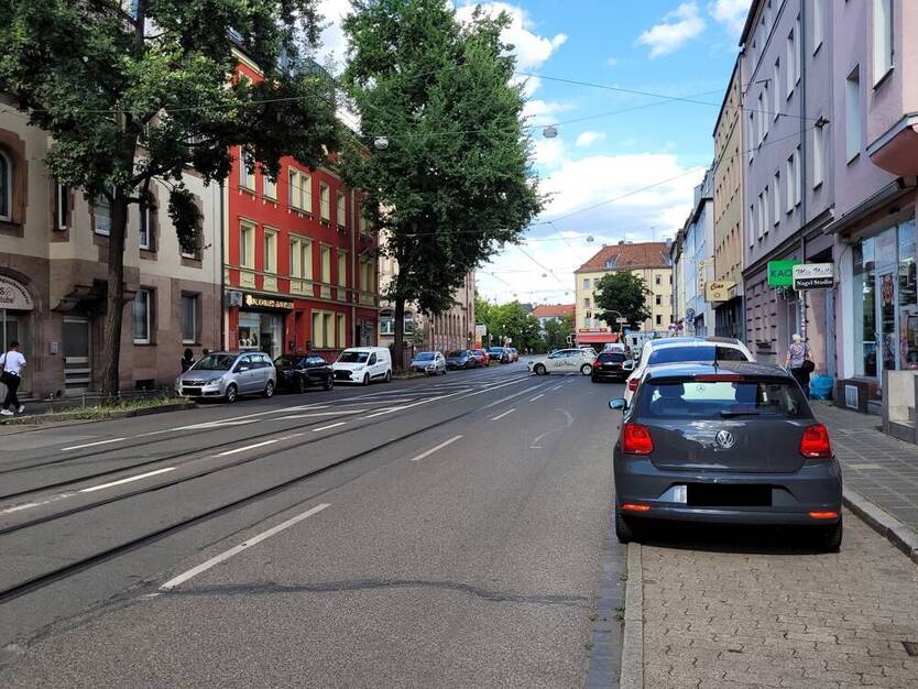 * Großzügig Wohnen * lichtdurchflutete 3 Zimmer-DG-Wohnung mit EINBAUKÜCHE in zentraler City-Lage *