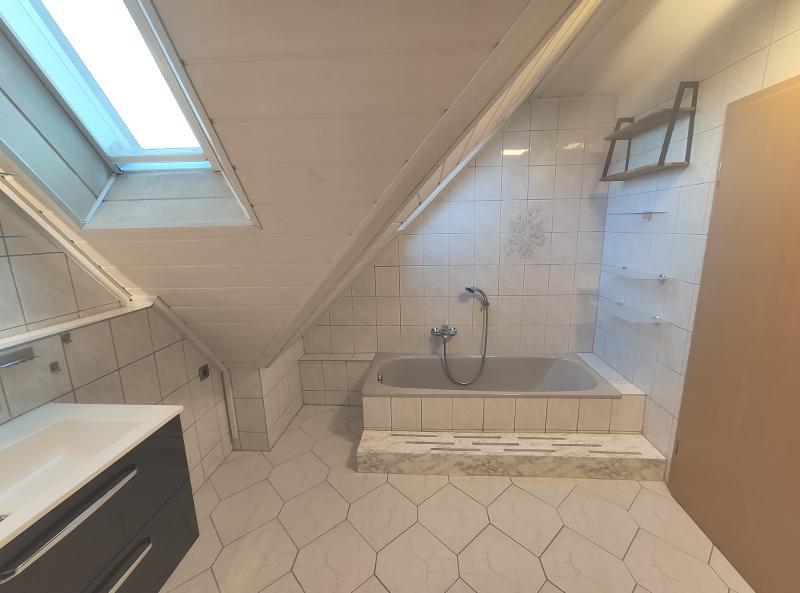 Große Maisonette mit Klimaanlagen (aktuell in 2 Wohnungen unterteilt) mit 2 Balkonen, 2 Einbauküchen und 2 Stellplätzen 5 zimmer