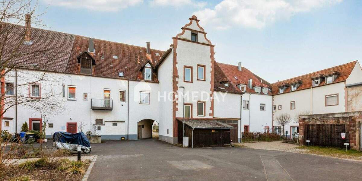 Wohnen mit Geschichte: Exklusive Eigentumswohnung im denkmalgeschützten Bestandsbau in Zell am Main 3 zimmer