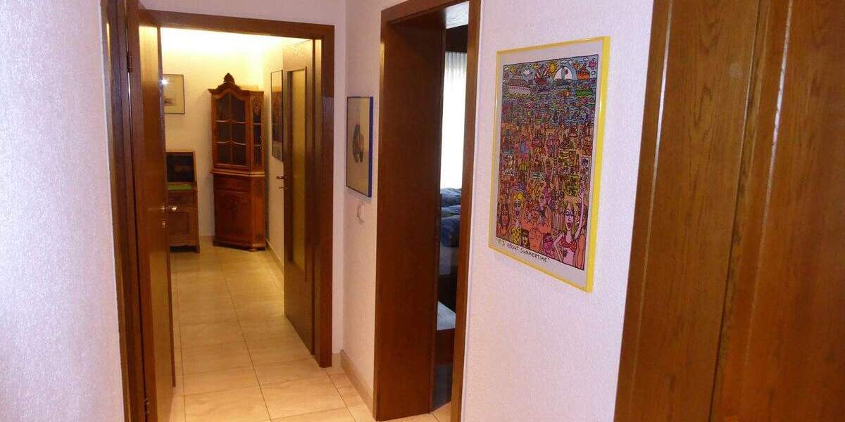 Großzügig Wohnung in bester Lage, komplett möbliert mit Tiefgarage und Aufzug! 3 zimmer