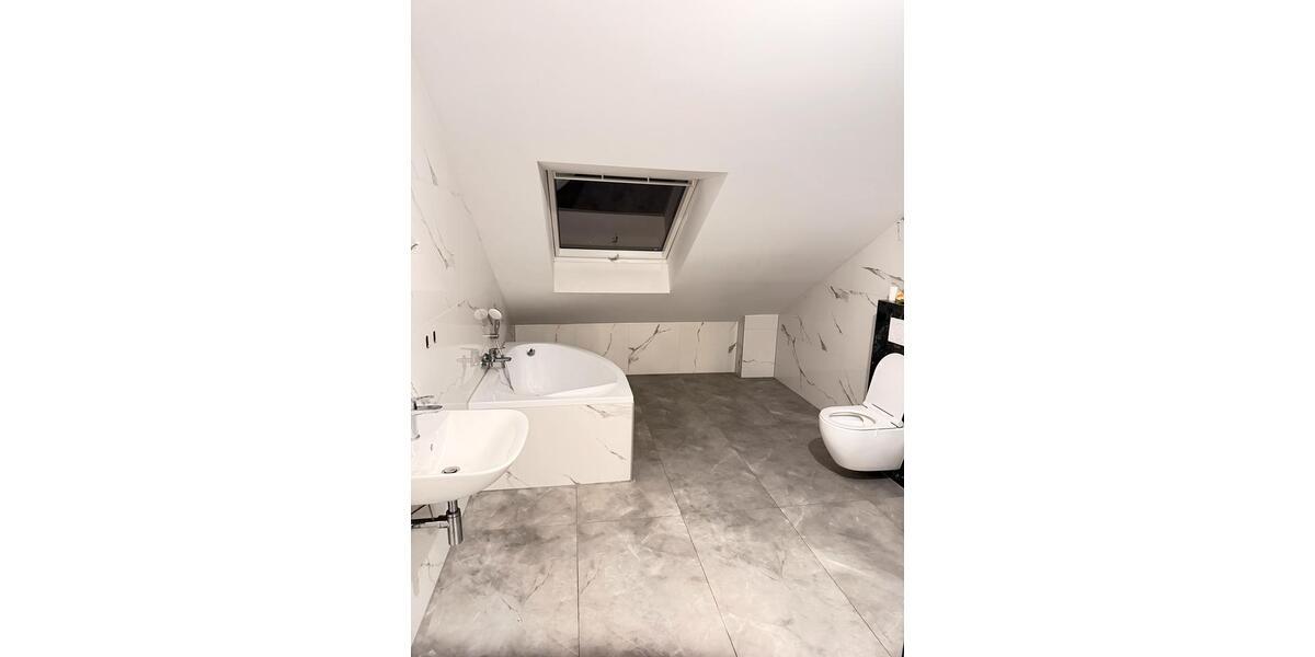 Dachgeschoßwohnung Sassenburg - 4 Zimmer, 125 m&sup2;, 990&euro; | Angebot:25908330