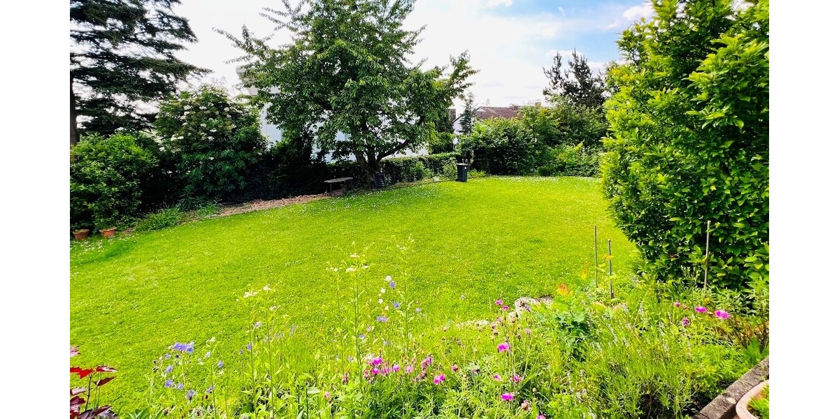 Freistehendes Einfamilienhaus auf großzügigem Grundstück in bester Lage von Frankfurt-Nieder Erlenbach 7.5 zimmer