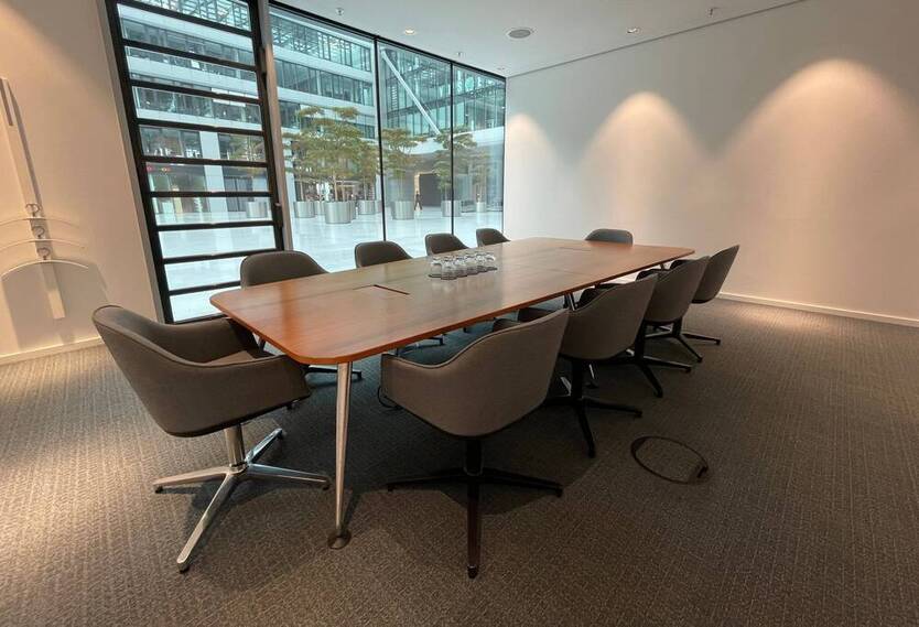 Voll ausgestatteter privater Büroraum für Sie und Ihr Team in Regus The Squaire Business Center