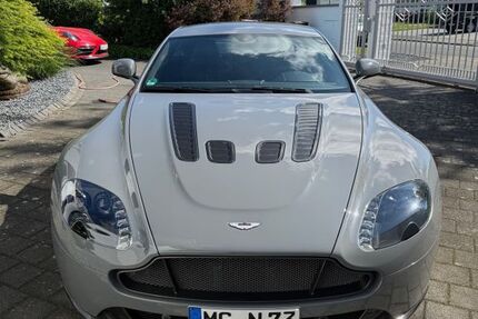 Aston Martin V12 Vantage