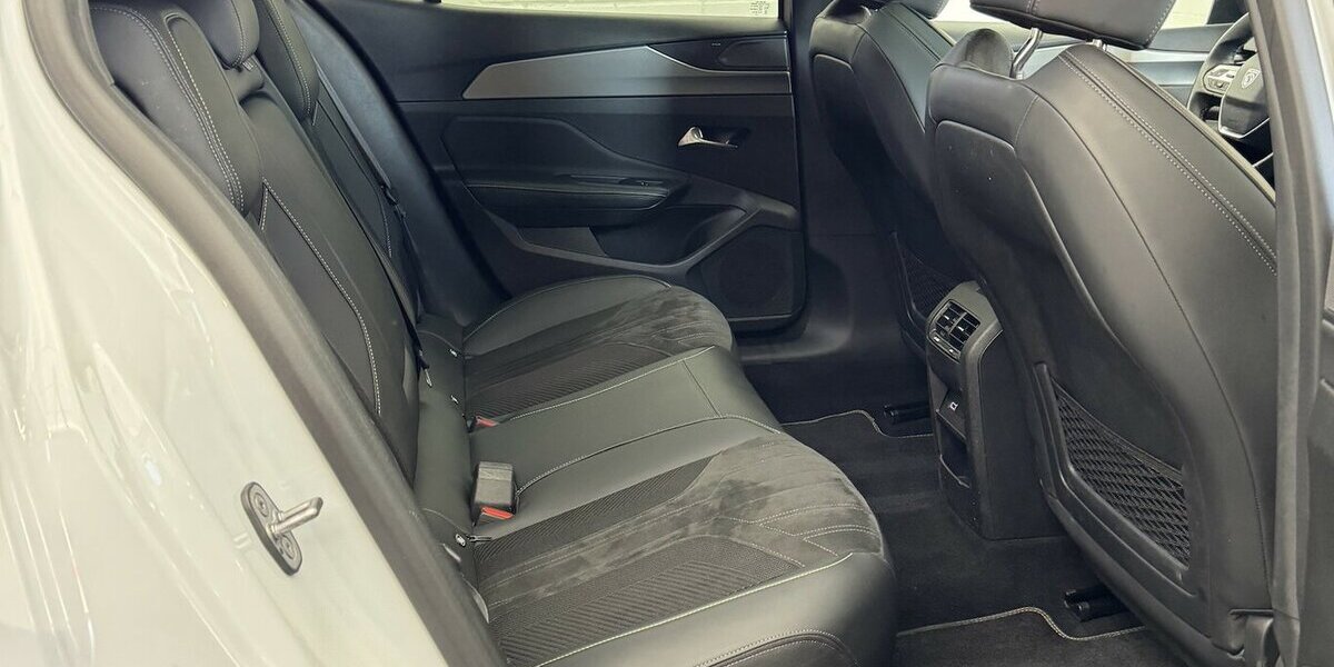 Peugeot 408 GT 130 PureTech EAT8 Focal Panodach 32.000 km 24.670 &euro; Lich 35423