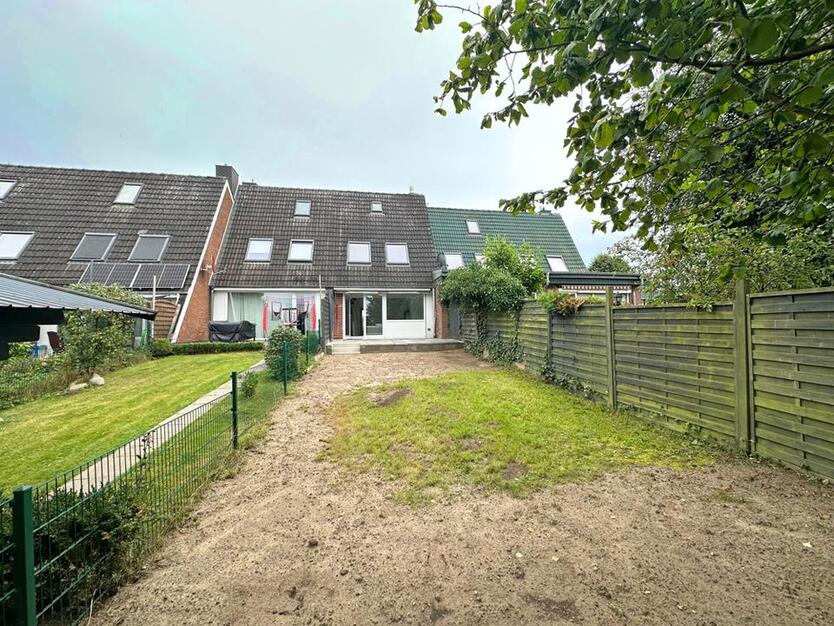 Wulfsdorf - renoviertes, kleines Reihenhaus mit Garten, Terrasse und Garage in Ostsee Nähe für max. 3 Personen!
