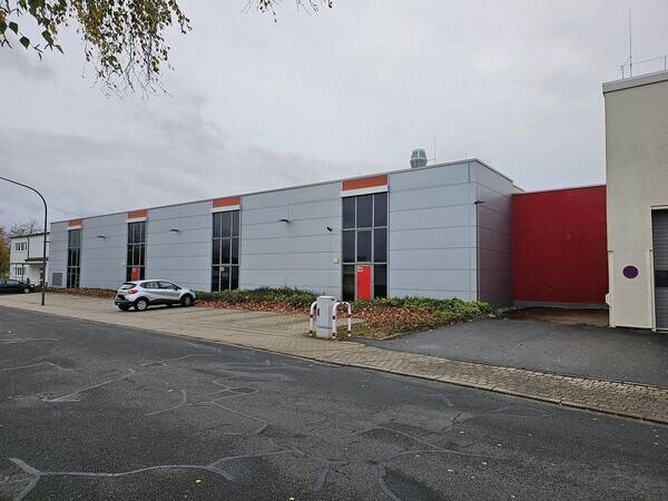 Gewerbeimmoblie mit Hallen- und Büroflächen zimmer