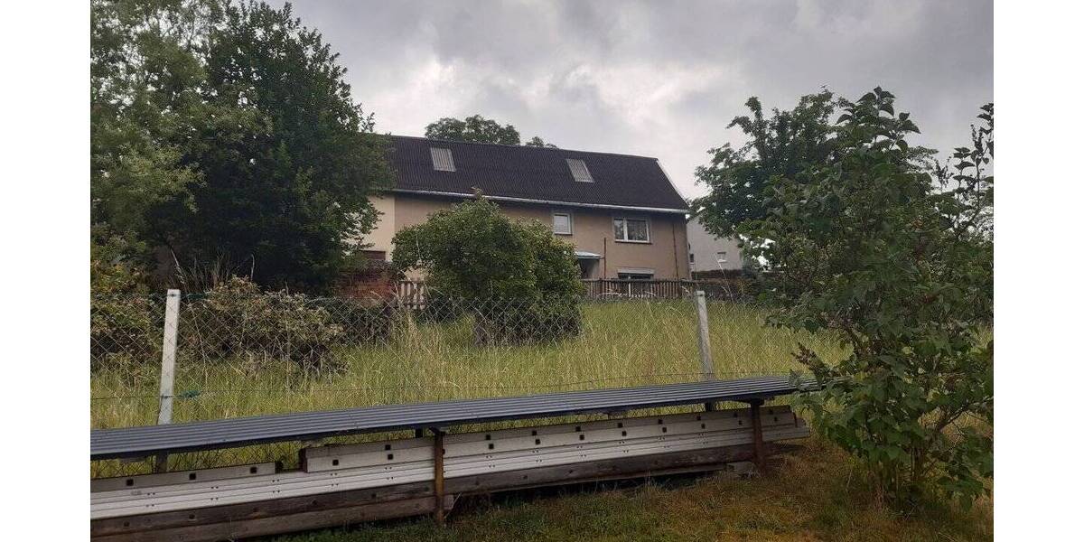 Baugrund mit leerstehenden und abrißreifen EFH zimmer