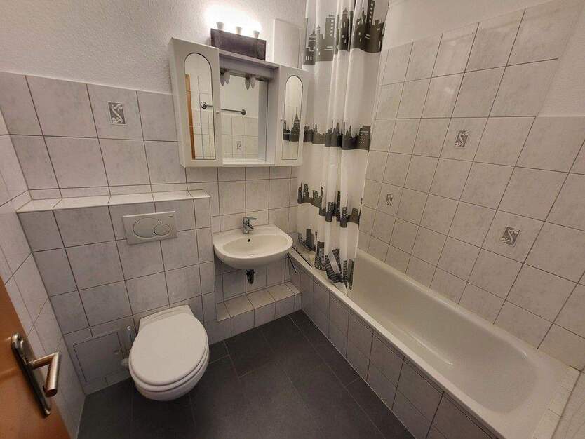 Gepflegte 2 Zimmer-Wohnung mit Loggia und PKW-Stellplatz in 23560 Lübeck, Moislinger Mühlenweg 2 zimmer