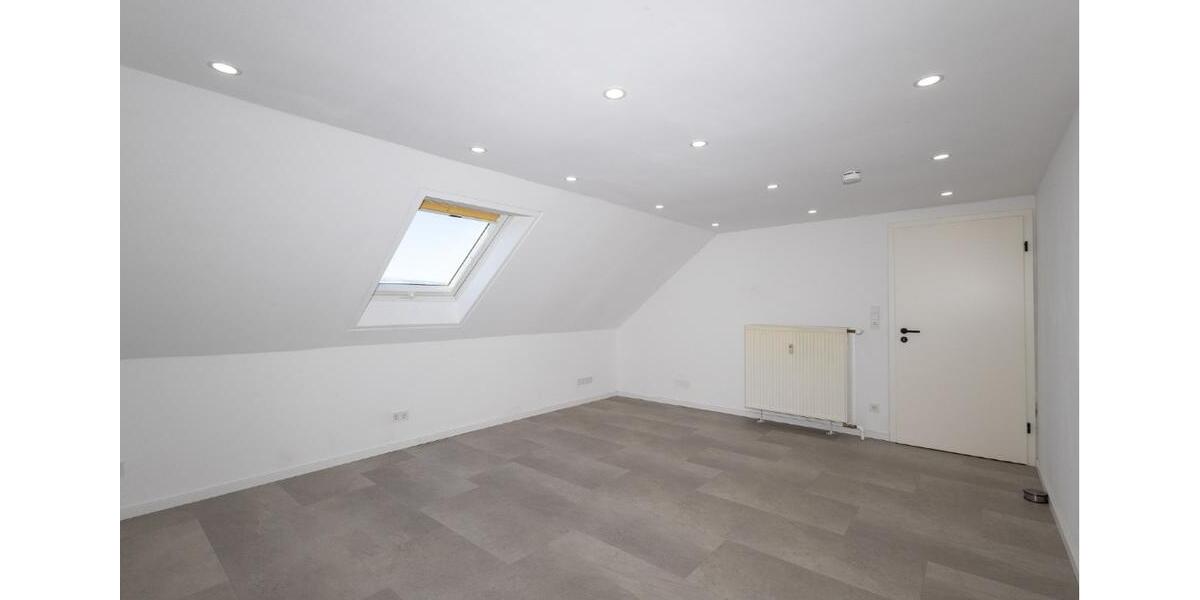 Ideal für Single oder Paar: Renovierte Dachgeschosswohnung zum vermieten 2 zimmer